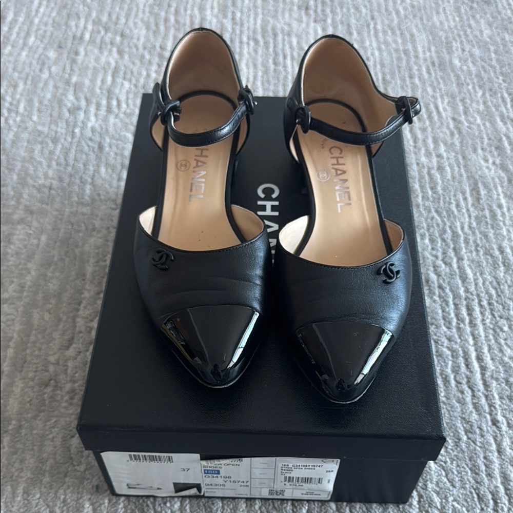 CHANEL Black Heels with Pointed Toe and Strap